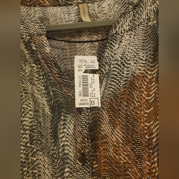 Women's VNeck 3/4 sleeve blouse - Picture 2 of 4